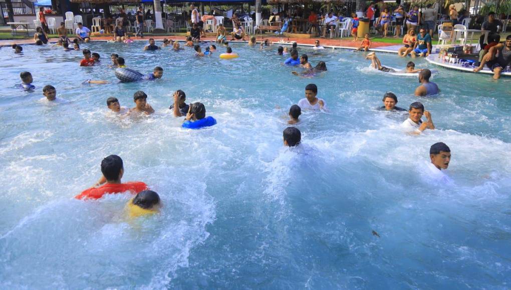 El complejo turístico ofrece piscinas gigantes y aptas para menores y mayores. 