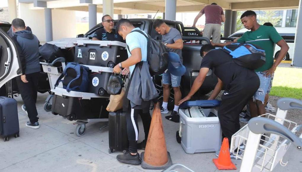 A Marcelo Santos se le miró preocupado un tiempo, buscando algo en una mochila.