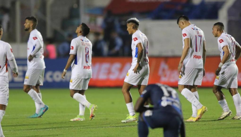Pese a rescatar el empate, los jugadores de Olimpia se fueron cabizbajos al final del partido ante Motagua.