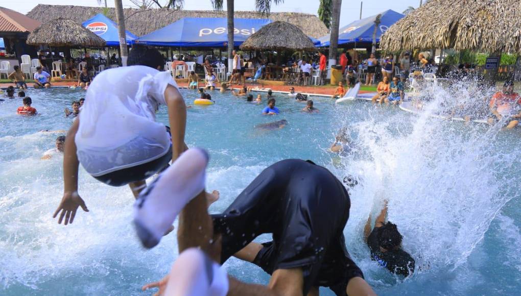 Además de buscar la zona costera caribeña, cientos de familias hondureñas ven en los balnearios una opción de diversión sana. 