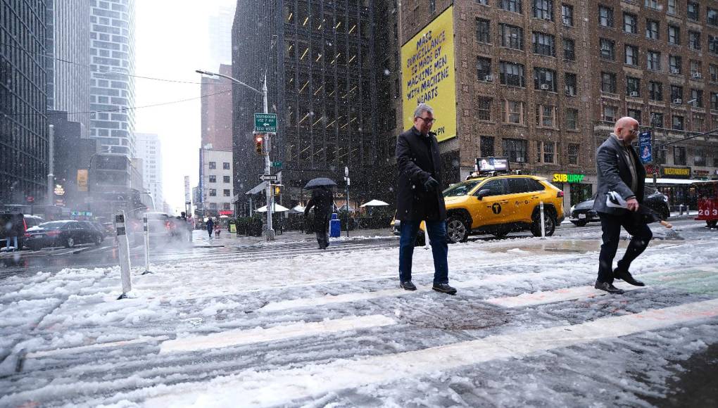 Las autoridades neoyorquinas alertaron de una baja de temperaturas al final del día que convertirán la nieve en hielo, aumentando el riesgo de accidentes. Foto: Yoseph Amaya/DIARIO LA PRENSA