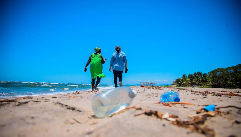 En Miami las playas son relativamente limpias, y aunque se encuentra basura, es en menos proporción que en playas como las de Omoa y Puerto Cortés. Por lo general son los visitantes que no suelen llevarse sus desechos de regreso.