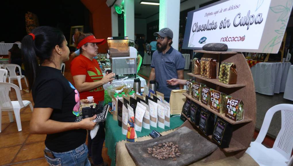 Nelson Zepeda viajó desde Tegucigalpa para ser parte del séptimo festival del chocolate con su emprendimiento “Natcacao”, donde vende chocolate en polvo, bebidas a base de cacao y horchata, bajo el lema “Chocolate sin culpa”.