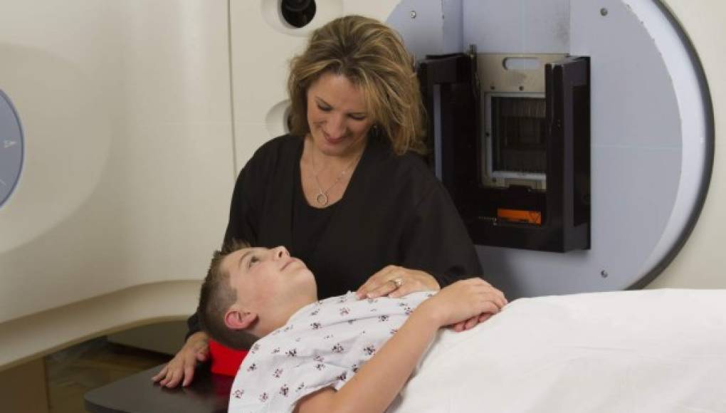 Durante la radioterapia para los niños, una película en lugar de anestesia
