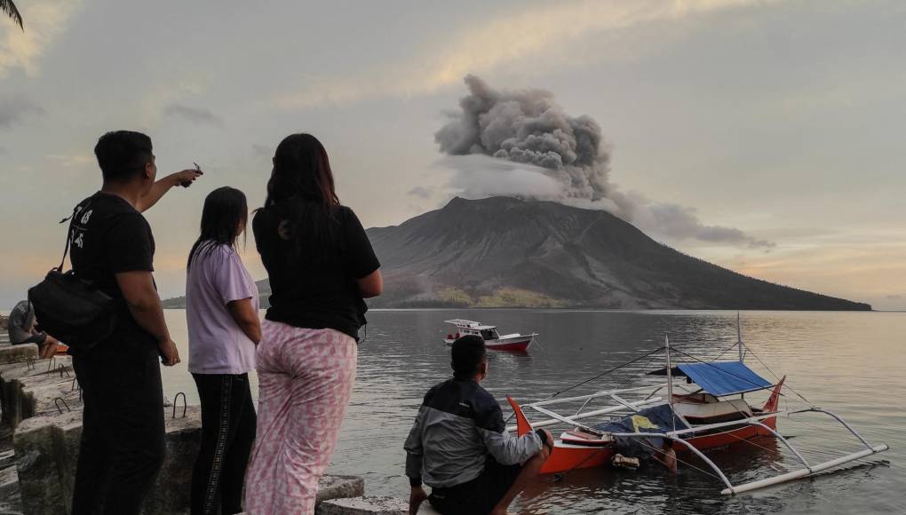 En 2018, el cráter del volcán indonesio Anak Krakatoa colapsó y cayó al mar durante una erupción 