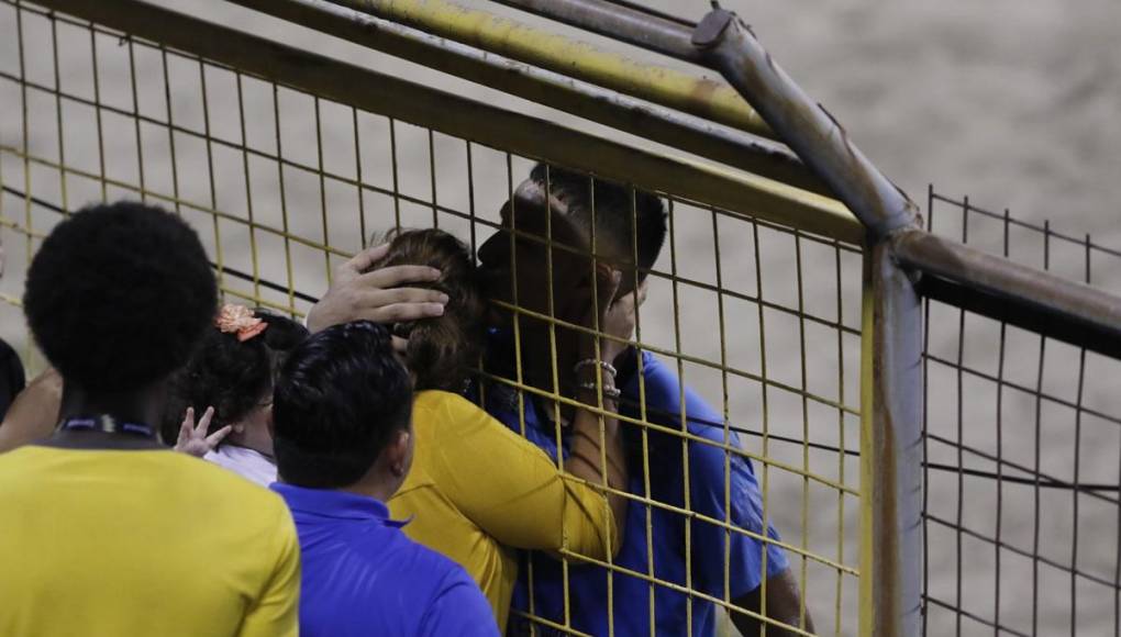 El beso cariñoso de Onan Rodríguez a su madre en la noche de su debut en la Liga Nacional.