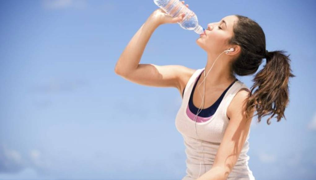 Si hace ejercicio al aire libre manténgase bien hidratado