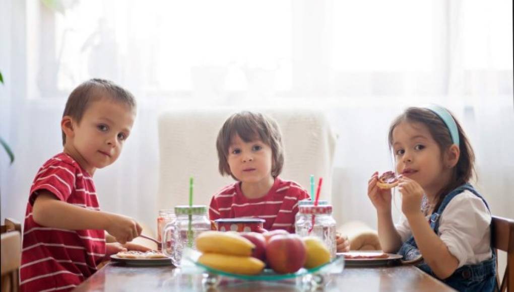 Fomente los buenos hábitos en la mesa