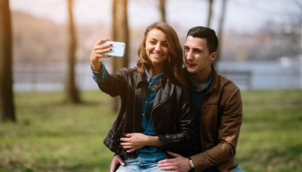 Confianza y 'no espiar su celular', claves para una relación feliz de pareja  
