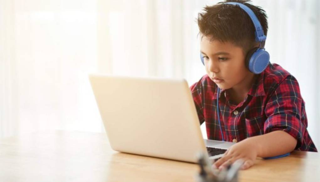 ¿Pasar demasiado tiempo frente a las pantallas puede hacer que su hijo sea menos inteligente?