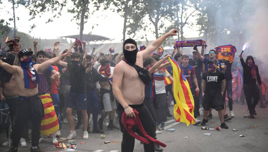 Los aficionados del Barcelona se reúnen antes del partido de vuelta de los cuartos de final de la Liga de Campeones de la UEFA.