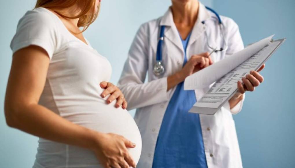 Se recomienda que se realicen pruebas de rutina para la preeclampsia, una complicación del embarazo