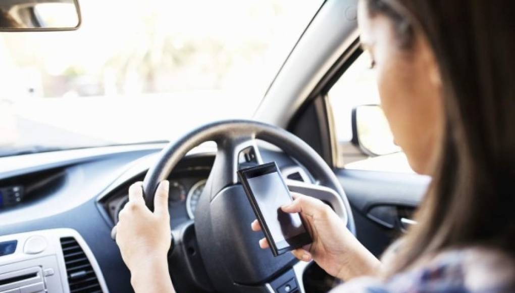 Recibir mensajes de texto mientras se conduce es peligroso