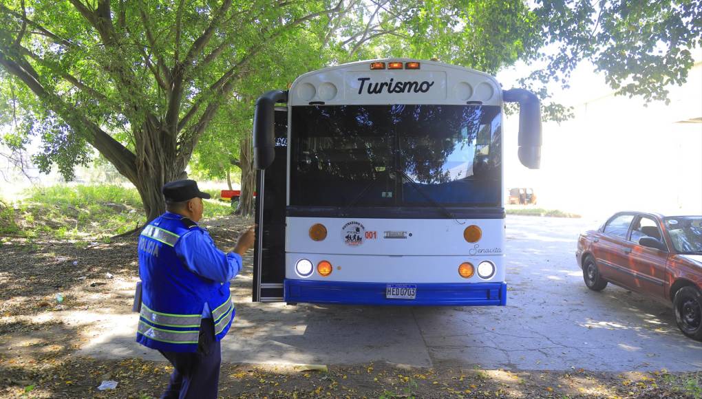 La Dirección Nacional de Vialidad y Transporte, en conjunto con Copeco, el Instituto Hondureño de Transporte Terrestre, Bomberos y otras instituciones revisan los documentos, la parte mecánica y física de la unidad.