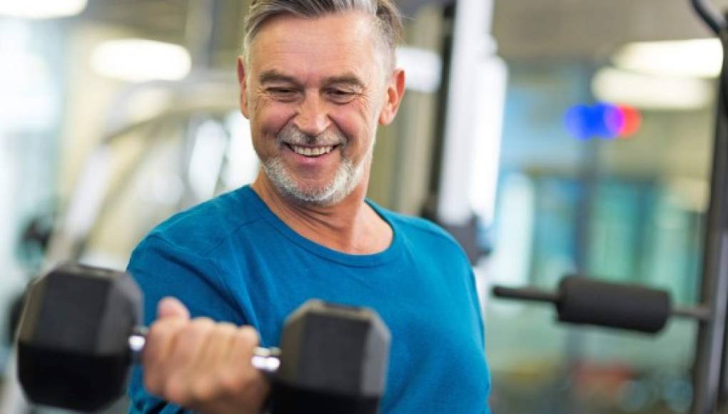 Incluso un ejercicio ligero ayuda a los hombres mayores