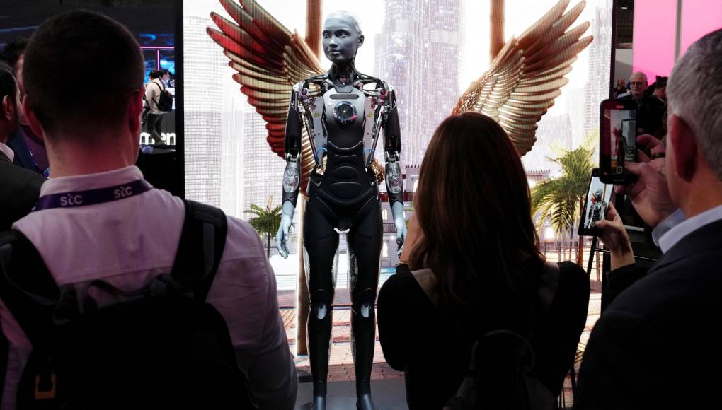 Un robot humanoide se muestra en el stand de la empresa estatal de telecomunicaciones de los Emiratos Árabes Unidos, Etisalat.