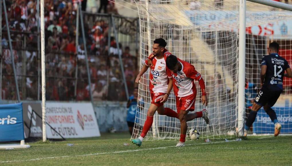Marcelo Canales no falló el penal y puso el empate transitorio 1-1 en el marcador.