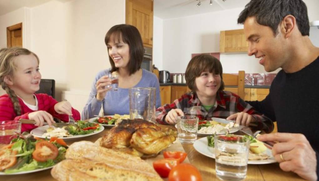 Establezca reglas para que sus hijos coman de forma saludable