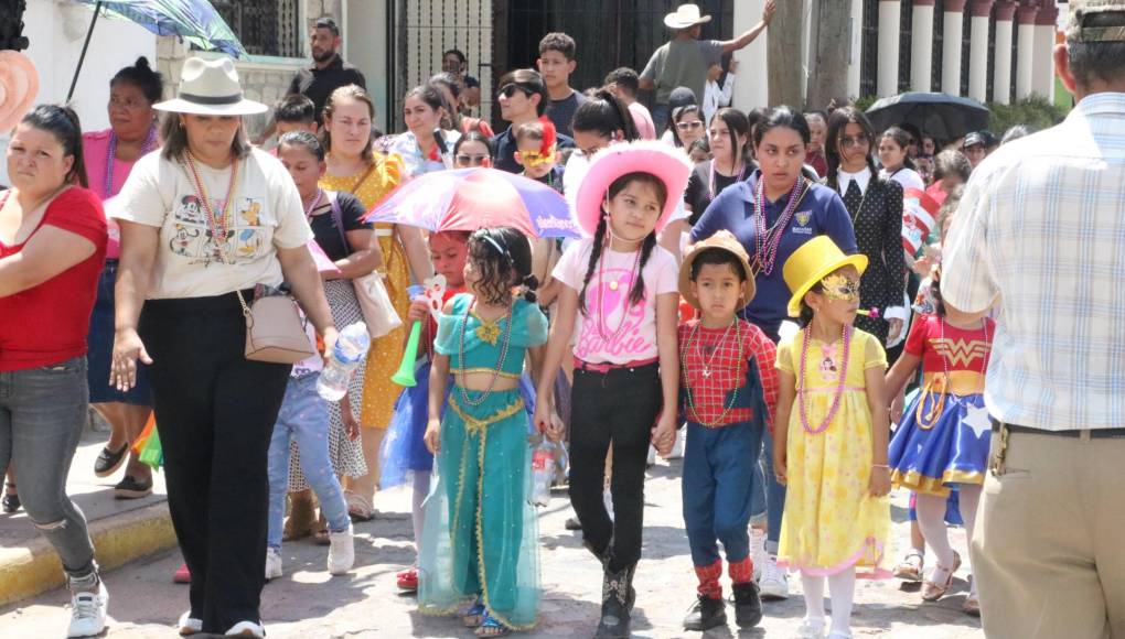 Las calles de Copán Ruinas se llenaron de color con el desfile de disfraces protagonizado por los niños del municipio.