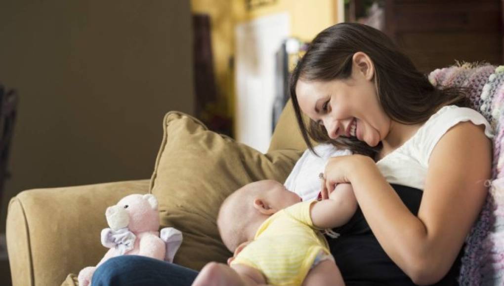 Aumentan las tasas de lactancia materna, pero muchas madres lo dejan pronto