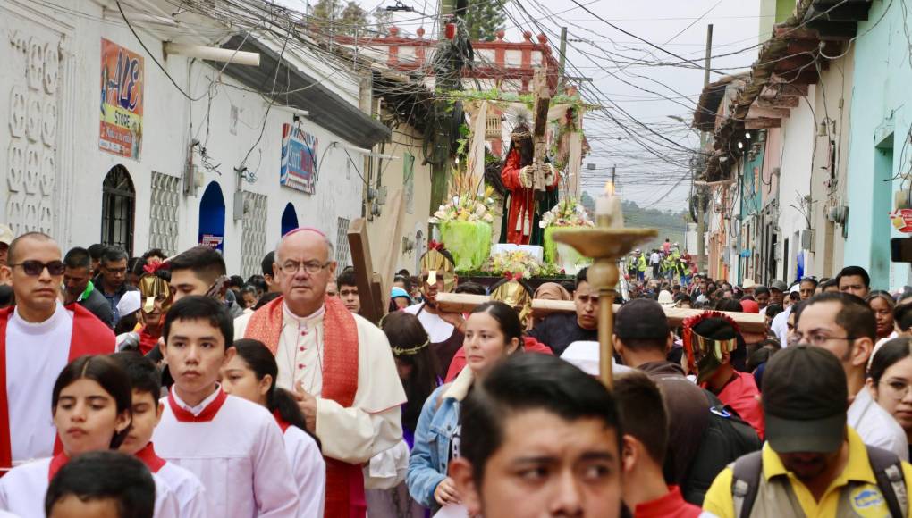 Decenas de personas acompañan la caminata en las calles de Santa Rosa de Copán.