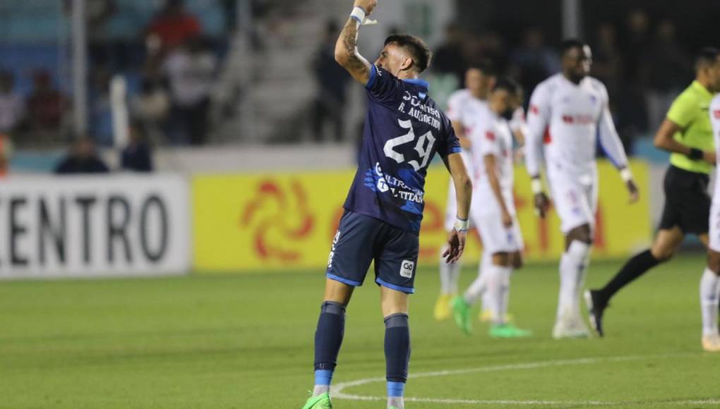 Rodrigo Auzmendi, el hermano de Agustín, se estrenó con su primer gol con la camiseta del Motagua marcando el descuento ante Olimpia.