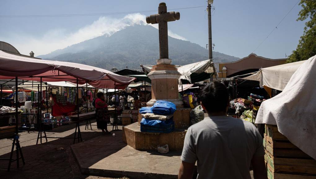 Hasta el momento se desconoce la causa del siniestro en el municipio indígena de Santa María de Jesús, en la ladera sur del <b>volcán</b>. 