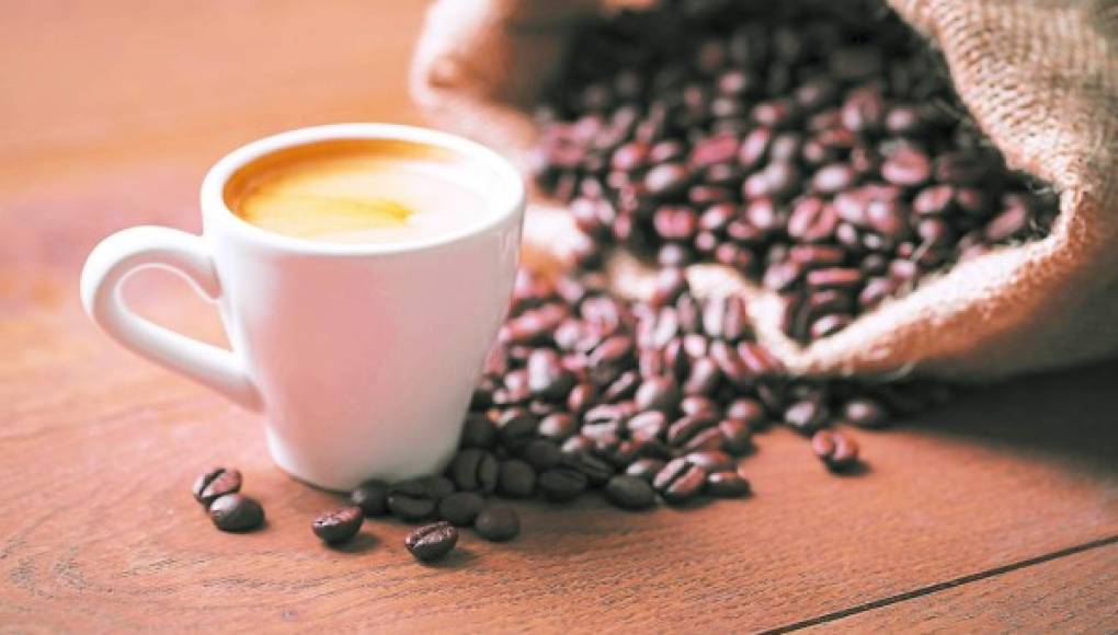 Tomar tres cafés diarios podría prevenir infartos