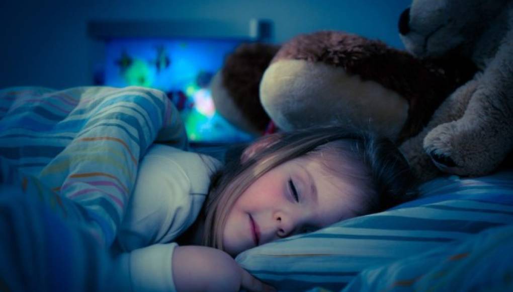 Baje la intensidad de las luces para ayudar a su hijo a quedarse dormido