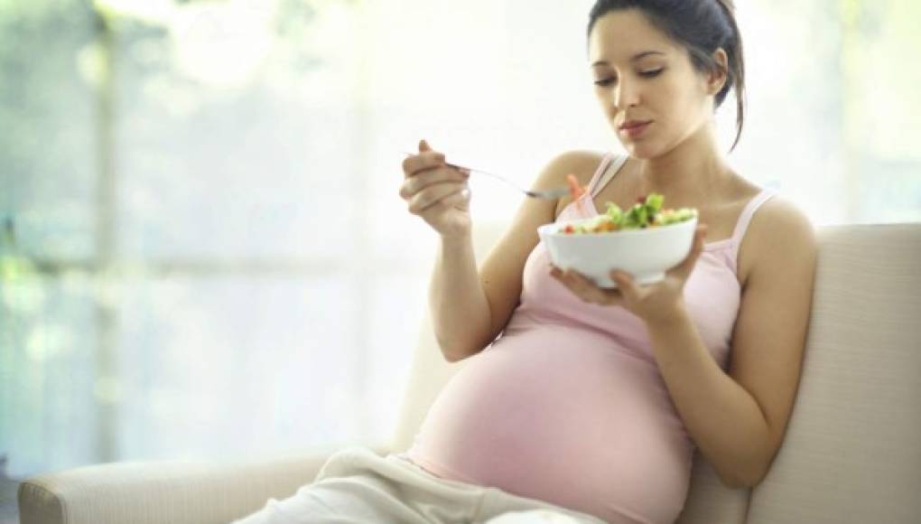 No es sano aumentar demasiado de peso o muy poco en el embarazo