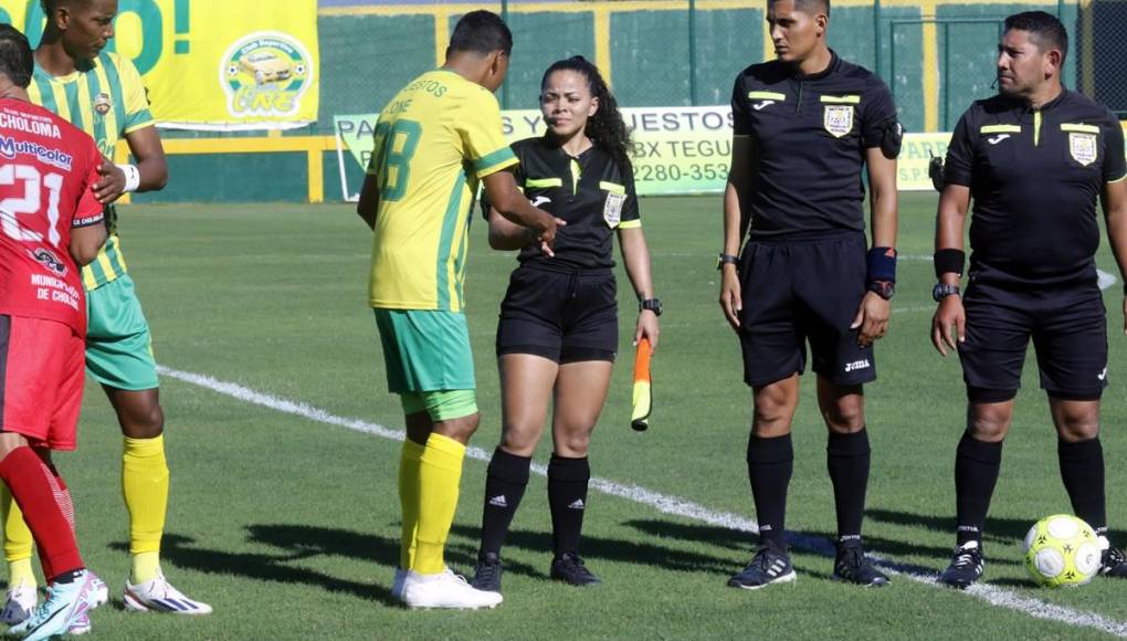 April Ortega fue árbitro asistente en el partido que el Parrillas One goleó (3-0) al CD Choloma por la fecha dos de la Liga de Ascenso de Honduras, en el estadio Luis Girón de La Lima.