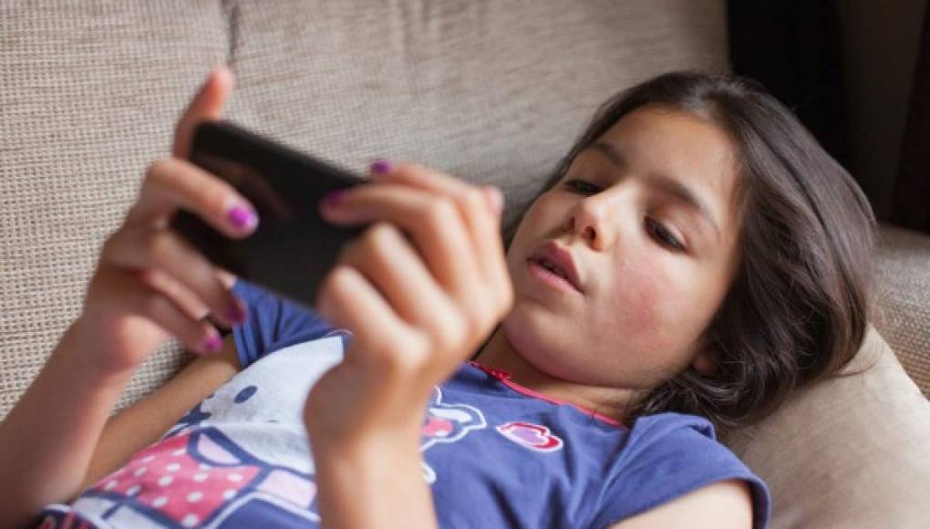 Los niños con celulares enfrentan muchos peligros