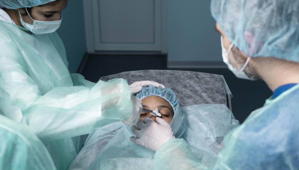 Realizan el primer trasplante de ojo completo del mundo
