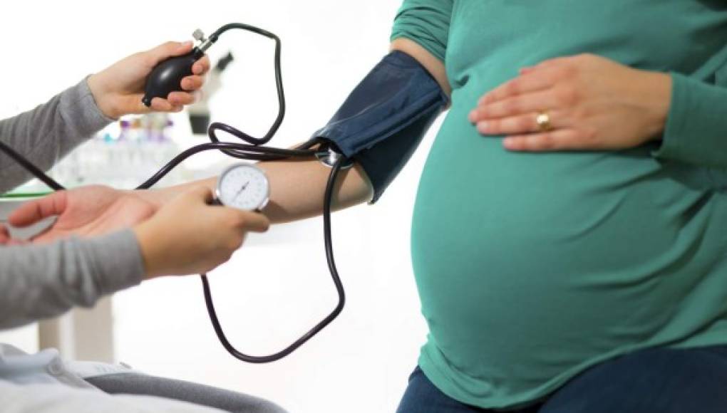 Las cesáreas aumentan el riesgo de coágulos sanguíneos tras el parto, según una revisión