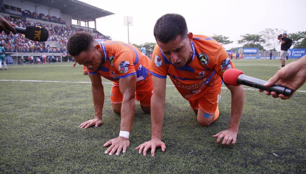 Los jugadores de la UPNFM también realizaron oraciones tras el vital triunfo que los mantiene en Primera División del fútbol Hondureño. 