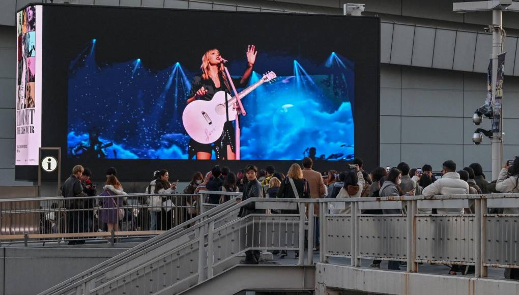 “Hola, somos los ‘Swifties’ de Taiwán”, se podía leer en una banderola con fotos de la cantante, junto al Tokyo Dome, estadio con capacidad para 55.000 personas donde se celebrarán los conciertos.