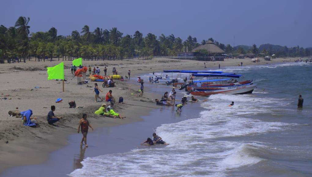 Las playas de Tela lucen limpias y se alistan para recibir la mayor cantidad de veraneantes desde el Jueves Santo, hasta el domingo.