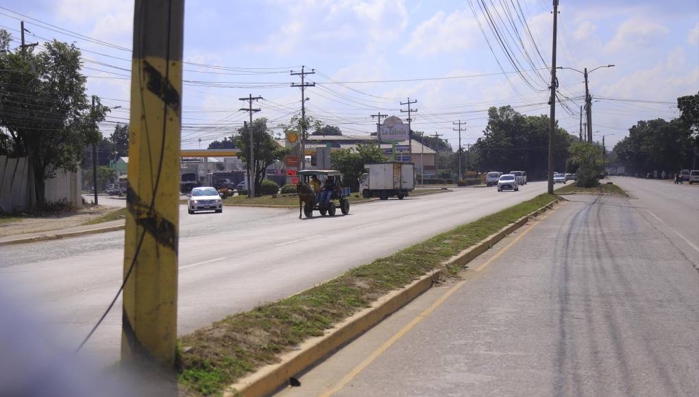 Los conductores que hacen el giro a la izquierda con dirección a El Centro y los que buscan ingresar a la Rivera Hernández deben esperar un chance para poder hacerlo, porque constantemente circulan buses, motos, carros particulares y hasta carretas de caballo por esta vía.