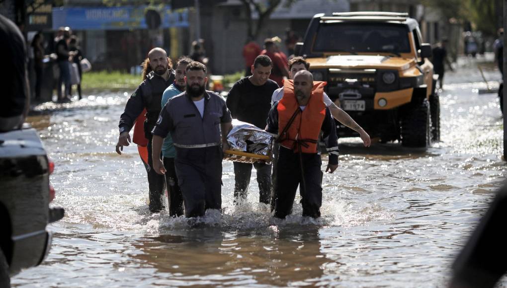 La capital del estado brasileño de Rio Grande do Sul (sur) sufre las peores inundaciones de su historia, tras las lluvias torrenciales que dejaron decenas de muertos y desaparecidos y casi 130.000 desalojados en la región.