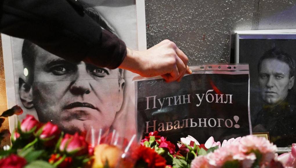Principal crítico de Vladimir <b>Putin</b> durante más de una década, Alexéi Navalni fue acosado, envenenado y encarcelado. Finalmente murió el 16 de febrero, con 47 años, en una colonia penitenciaria del Ártico, donde cumplía una condena de 19 años por “extremismo”. 