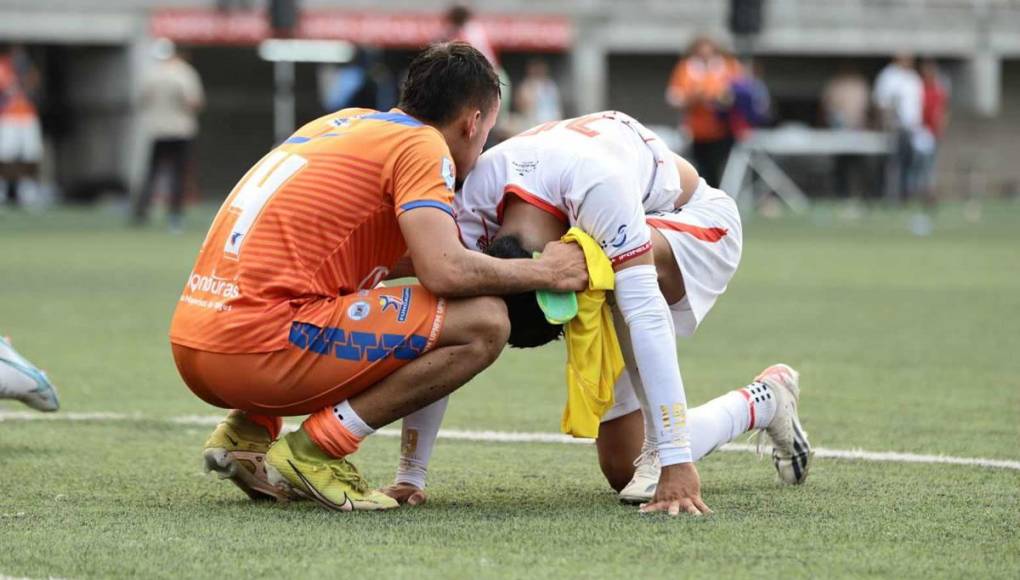 Cristian ‘Pin’ Gutiérrez consolando a Clever Portillo, jugador que llegó cedido al Vida.