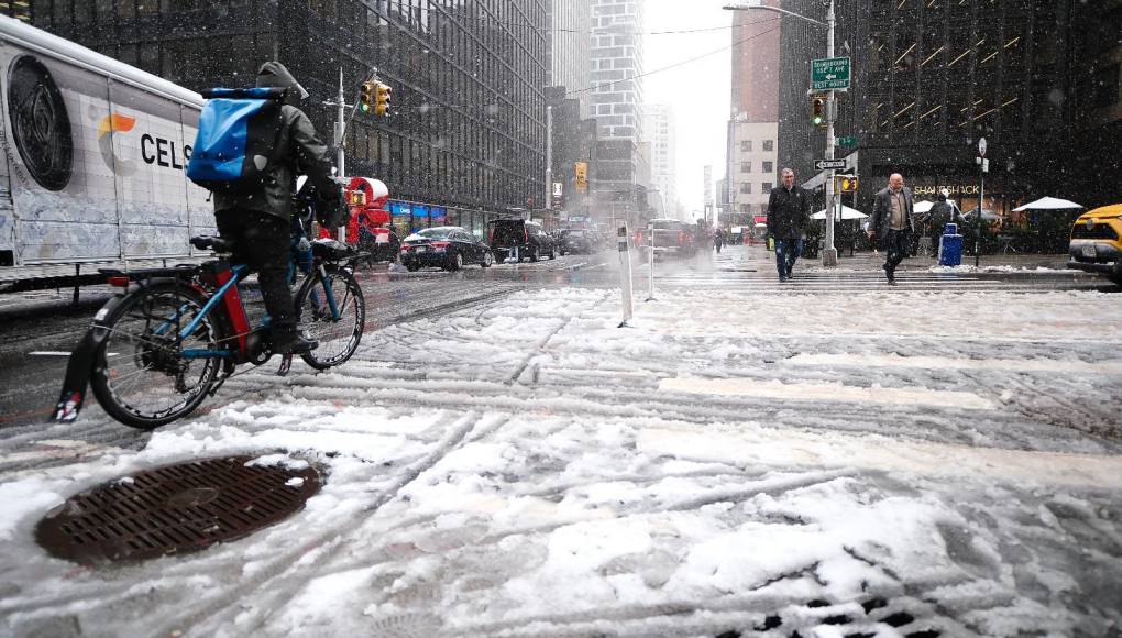 El alcalde Eric Adams recomendó a los neoyorquinos permanecer este martes en casa, aunque muchos aprovecharon la ocasión para pasear por la ciudad y disfrutar de la nieve, que parecía una escena de película. Foto: Yoseph Amaya/DIARIO LA PRENSA