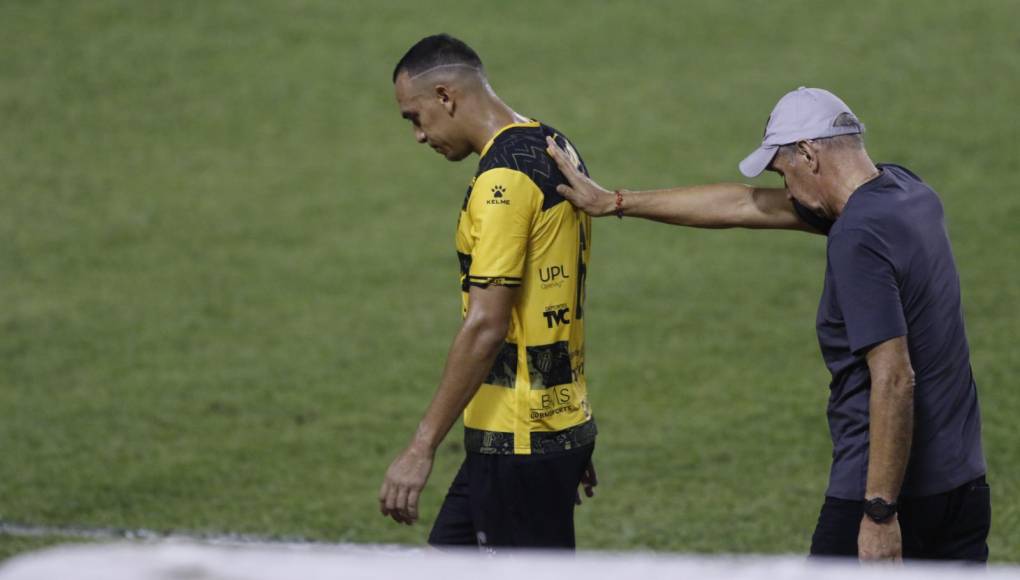 ”Fuera Falero, fuera Falero”, gritó la afición de Real España tras la derrota ante el Victoria 1-0 en San Pedro Sula.