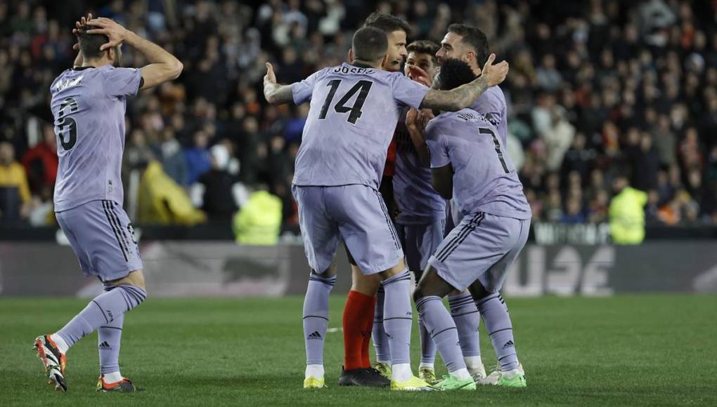 Los jugadores del Real Madrid rodearon al árbitro Gil Manzano para reclamarle por pitar el final del partido cuando Bellingham marcaba el gol.