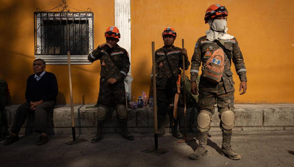 Las diferentes brigadas de respuesta continúan combatiendo el incendio en las faldas del coloso, de 3.760 metros de altura, situado en el municipio de Santa María de Jesús, en el departamento (provincia) de Sacatepéquez 