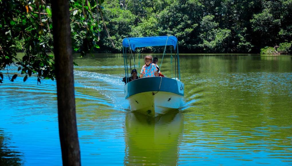 En Miami las familias se dedican a ofrecer excursiones en lancha por la laguna y tienen una pequeña guía turística muy especial. Se llama Sofi Alas y es la única niña de la comunidad. Ella ya sabe andar en cayuco y no se pierde los viajes junto a su papá.