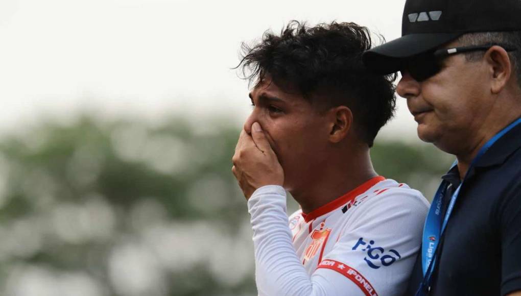 Los jugadores del Vida rompieron a llorar tras el pitazo final del partido en el estadio Emilio Williams de Choluteca.