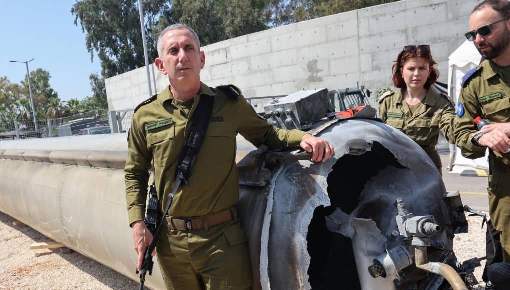 “No podemos quedarnos con los brazos cruzados ante tamaña agresión, Irán no saldrá indemne”, afirmó el portavoz del ejército, Daniel Hagari, durante una visita organizada para la prensa a una base del sur de Israel.