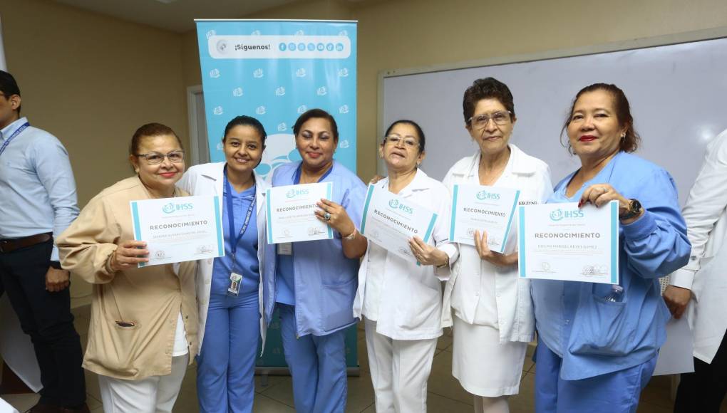 Dentro de los homenajeados destacó un nutrido grupo de enfermeras, integrado por Sandra Chacón, Irma Arteaga, Rosario Domínguez, Alba Mejía y Odilma Reyes. 