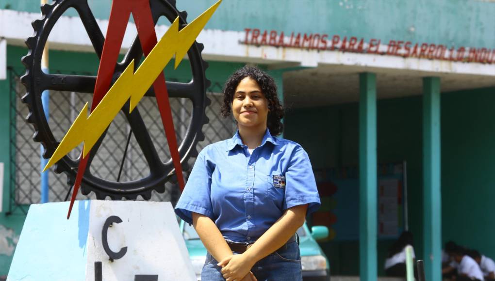 Mildred Monserrath Rivera Castellanos, de 15 años de edad y quien es estudiante del Bachillerato Técnico Profesional Electrónica, cuenta con un índice académico del 98.36%, ocupa el segundo lugar en la lista de los estudiantes más destacados.